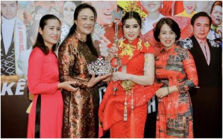 Hoa hậu Nguyễn Thị Diệu Thúy nhận Vương miện đá quý hàng tỷ đồng.